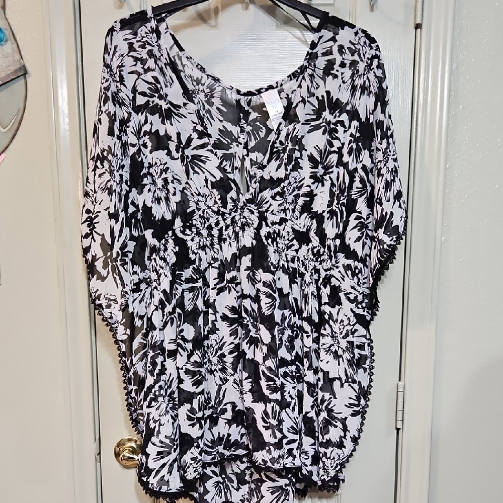 Time and Tru Black and White Ruched 3/4 Sleeve Tunic
